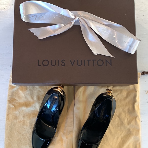 Loius Vuitton black leather pumps with round toe and signature hardware. Size 38 - Picture 16 of 16
